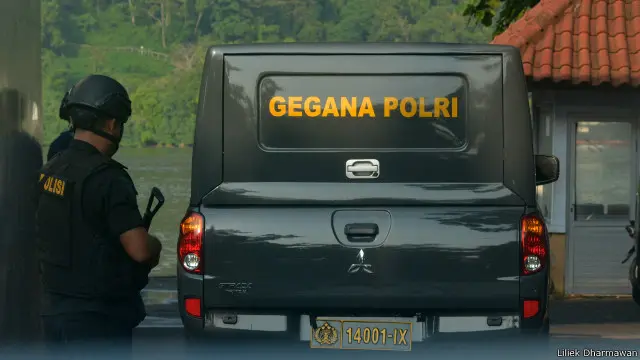 Penjagaan di Dermaga Wijayapura berlangsung ketat.