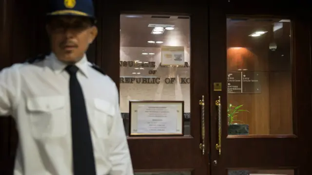 保安员在香港韩国总领馆外站岗（28/7/2016）