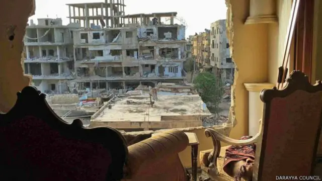 داریا کی 80,000 آبادی میں سے 8,000 نقل مکانی کر چکے ہیں لیکن اب کوئی بھی یہ علاقہ چھوڑ کر نہیں جا سکتا