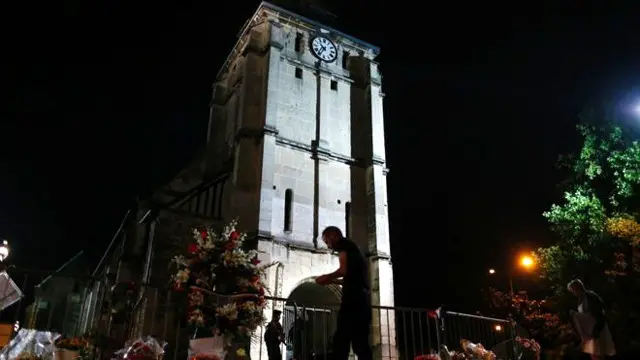 أقيم نصب تذكاري عند الكنيسة في سانت اتيان دو روفراي