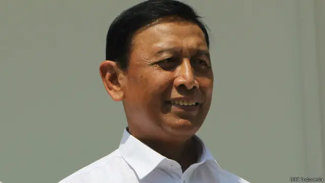 Usai serah terima jabatan di Kantor Menkopolhukam, Kamis (28/07), Wiranto berjanji akan melanjutkan penyelesaian dugaan pelanggaran HAM masa lalu "secara adil, transparan dan bermartabat".