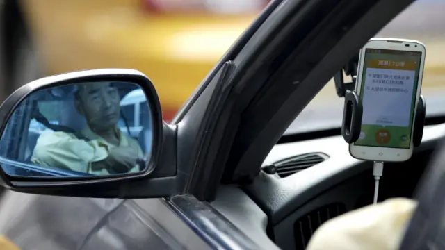 一个司机在使用打车软件