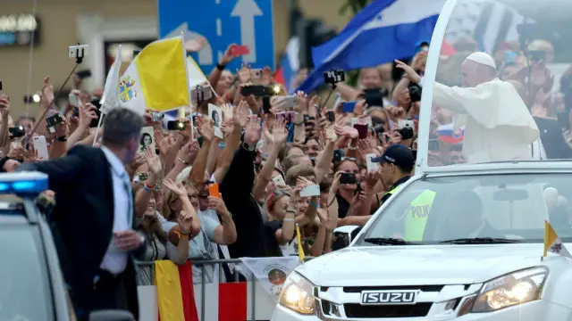 போலந்தில் மேற்கொண்ட இப்பயணத்தின்போது அஸ்விட்ச் சித்திரவதை முகாமை திருத்தந்தை சந்தித்தார். 