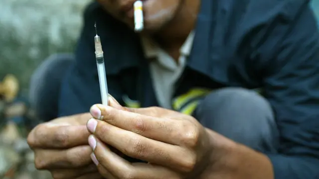 اس مرض میں مبتلا کئی متاثرین غیر قانونی منشیاں کے عادی ہیں