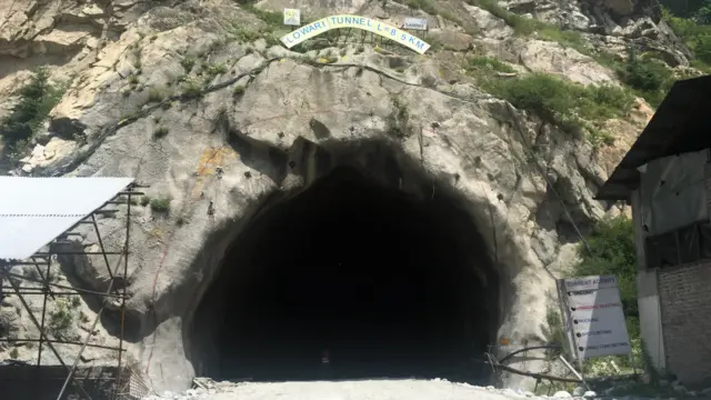 لواری ٹنل پاکستان کے صوبے خیبر پختونخوا کے دور افتادہ پہاڑی ضلع چترال کو ملک کے دوسرے حصوں سے ملانے کے لیے بنائی جانے والی سرنگ ہے۔