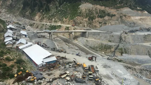 چترال میں سردیوں کے موسم میں اکثر اوقات برف باری کی وجہ سے لواری پاس مہینوں تک بند رہتا ہے جس سے چترالی عوام ملک کے دیگر حصوں سے کٹ کر رہ جاتے ہیں۔