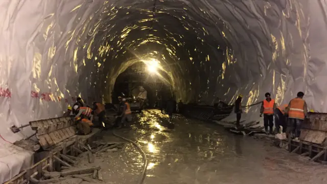 سات ہزار فٹ سے زیادہ بلندی پر واقع لواری سرنگ موسمِ سرما میں چترال کی آبادی کے لیے اخراج کا واحد راستہ ہے۔