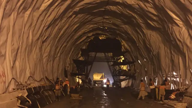 یہ سرنگ پونے نو کلو میٹر طویل ہے جو چترال کو دیر سے ملائے گی