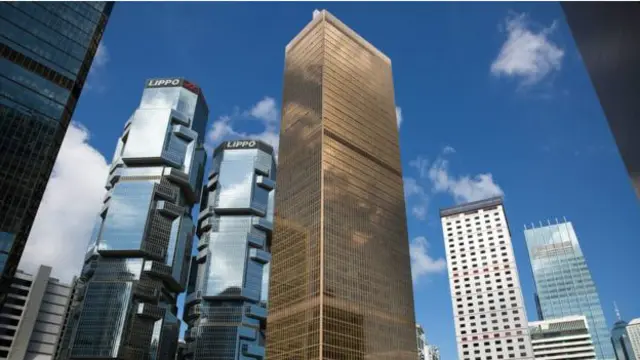 Lãnh sự quán Nam Hàn trong trung tâm Far East Finance (tòa nhà màu vàng)