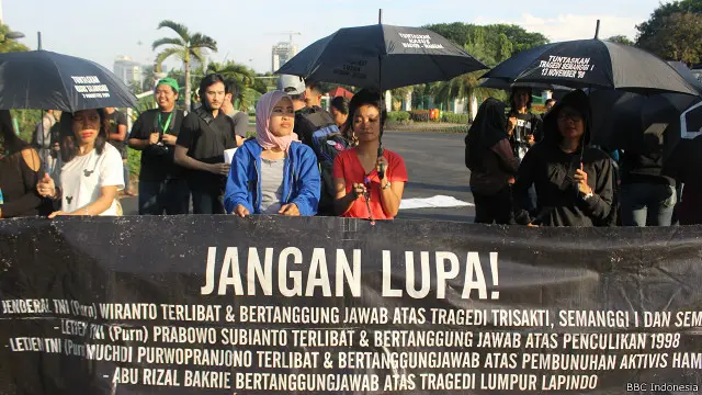 Sejumlah aktivis, korban dan keluarga korban dugaan pelanggaran HAM masa lalu memprotes penunjukan Wiranto sebagai Menkopolhukam yang baru.
