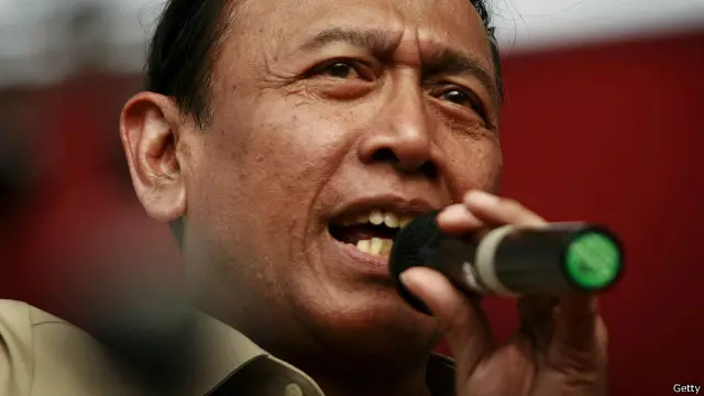 Wiranto dalam sebuah kampanye pilpres 2009 ketika dia maju bersama capres Jusuf Kalla.