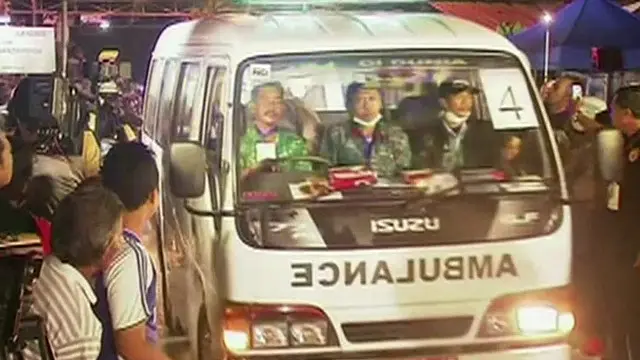 Beberapa ambulans membawa peti mati ke Nusakambangan, Cilacap, tempat pelaksanaan eksekusi hukuman mati.