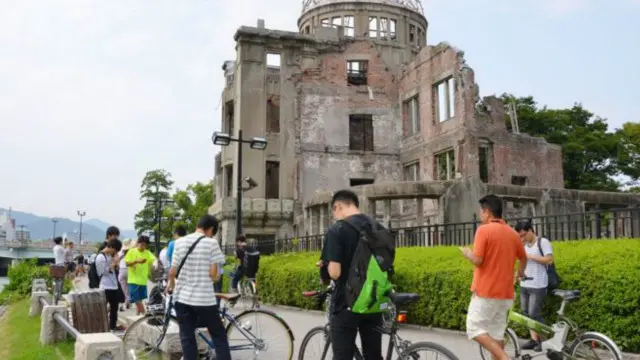 在广岛市和平公园，包括核弹爆炸纪念碑附近，有约30处“小精灵补给站”（PokeStop），被搜寻小精灵的孩子们视为“小精灵圣地”。