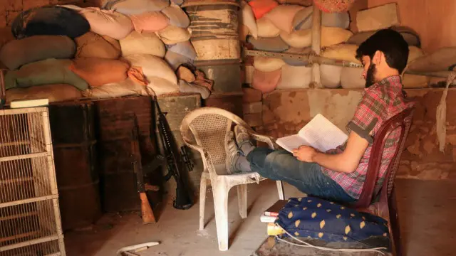 عمر و همرزمانش در خط مقدم کتاب میخوانند