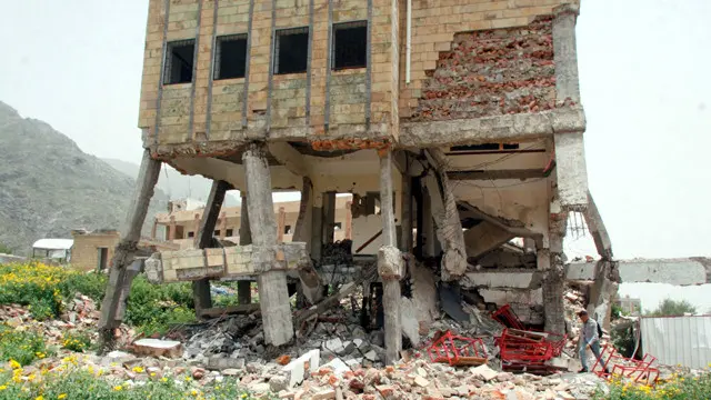 مدرسة دمرها قصف "للتحالف العربي" الذي تقوده السعودية في تعز
