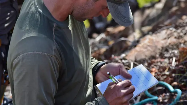 يجل شارب قياسات الطائر من أجل وضع علامات بلاستيكية على جناحه