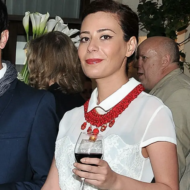 32 yaşlı Sitarə İbrahimova Praqada sənədli fotoqrafiya üzrə təhsil alıb.