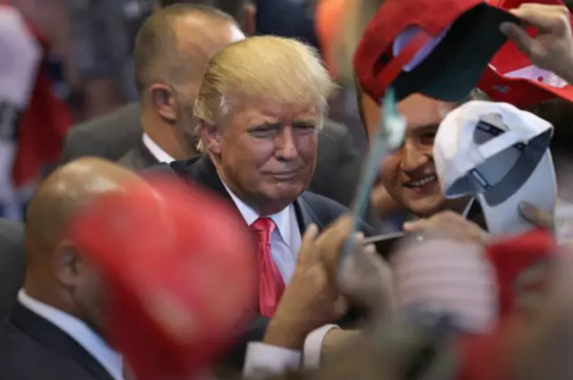 دونالد ترامپ از هوادارانش خواست به سخنرانی کلینتون گوش نکنند