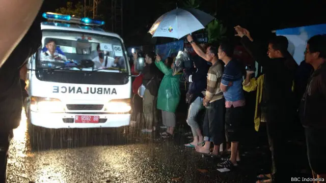 Sejumlah ambulans membawa empat jenazah narapidana yang telah dieksekusi di Pulau Nusakambangan, Jumat (29/07) dini hari.