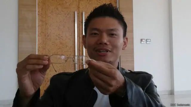 Ricky Gunawan, kuasa hukum terpidana Humprey Jefferson, memperlihatkan kacamata peninggalan kliennya.