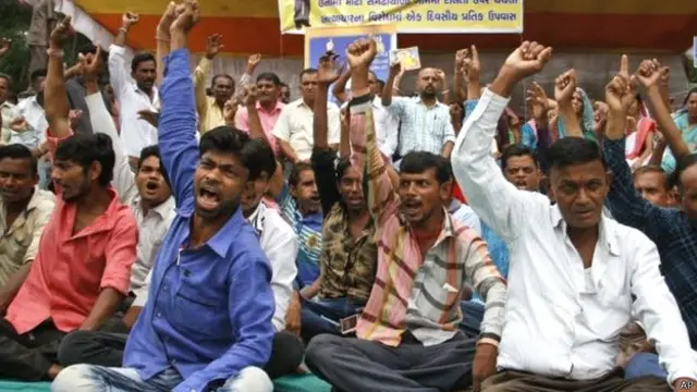 چند دن پہلے ہی کی بات گجرات میں ہند تنظیموں کے بعض لوگوں نے دلتوں کو مردہ گائے کی کھال نکالنے پر مارا پیٹا تھا جس کے خلاف احتجاج مظاہرے ہوئے تھے