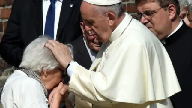 教皇为集中营幸存者祈福