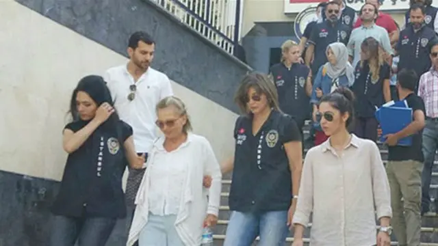  تصاویر تلویزیونی این روزنامه‌نگاران را در حالی که در محاصره پلیس به سوی دادگاه می‌رفتند، نشان داده است 