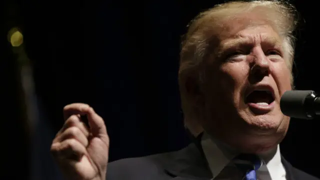 ڈانلڈ ٹرمپ کا کہنا ہے کہ امریکہ میں مسلمانوں کے داخلے پر پابنادی عائد کردینی چاہیے