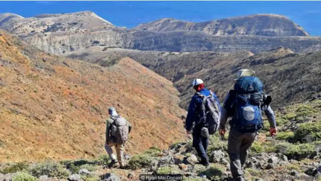 夏普和他的團隊在峽谷斜坡上穿行（圖片來源：Ryan MacDonald)