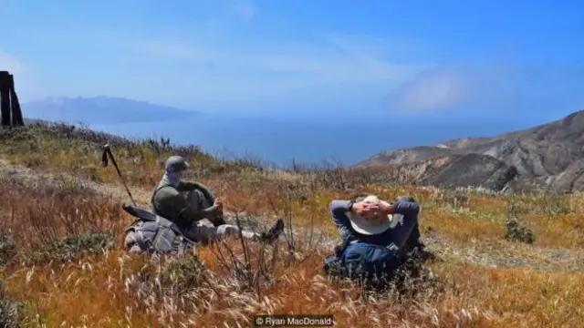 彼得·夏普和內森·梅爾林欣賞聖克魯茲島風光（圖片來源：Ryan MacDonald)