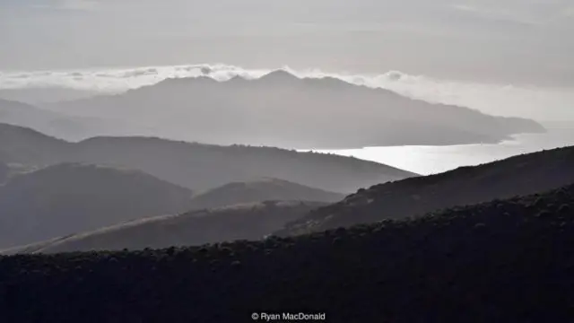 聖克魯茲島有 22 英里長（圖片來源：Ryan MacDonald)