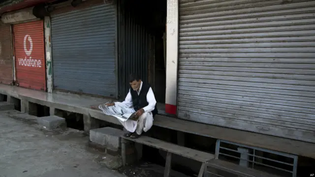 گذشتہ دو روز کے دوران حکومت نے سرینگر اور تین دیگر قصبوں میں کرفیو اُٹھا لیا تھا لیکن جمعہ کو ’آزادی مارچ‘ کی کال کے بعد پھر سے سبھی دس اضلاع میں سخت کرفیو نافذ کردیا گیا۔