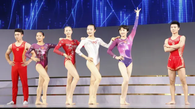 Новий варіант дизайнер назвав "Формою дракона-чемпіона" (Champion Dragon Outfit). Символ дракона на формі символізує швидкість та мобільність – риси, потрібні для успішної участі в Олімпійських іграх.