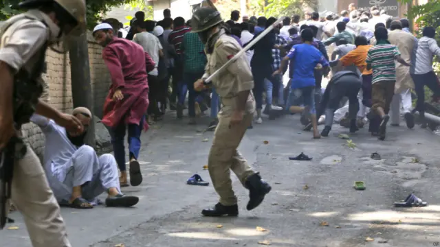 اس دوران ہندوقوم پرست جماعت بی جے پی کی حمایت یافتہ وزیر اعلیٰ محبوبہ مفتی نے پاکستان پر الزام عائد کیا ہے کہ وہ کشمیری نوجوانوں کو تشدد کی ترغیب دے کر کشمیر میں عدم استحکام پیدا کررہا ہے۔ 
