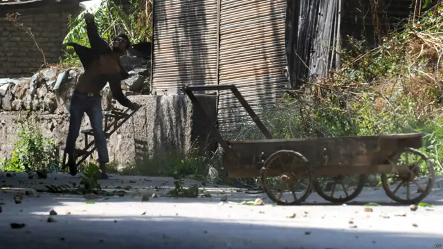 وزیر اعلیٰ محبوبہ مفتی نے جمعرات کو کہا کہ کشیدگی کے دوران سرکاری فورسز کی کارروائی سے متاثر ہوچکے نوجوانوں کی قربانی کا احترام کیا جائے گا۔