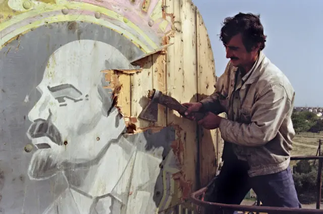 SSRİ dağıldıqdan sonra Azərbaycanda Xalq Cəbhəsinin liderliyi ilə türk etnik millətçiliyi sürətlə populyarlaşaraq əhalinin geniş kütlələrini əhatə edir