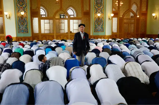 SSRİ dağılandan sonra Azərbaycanda etnik millətçiliklərlə yanaşı, dini kimliklər də populyarlaşır