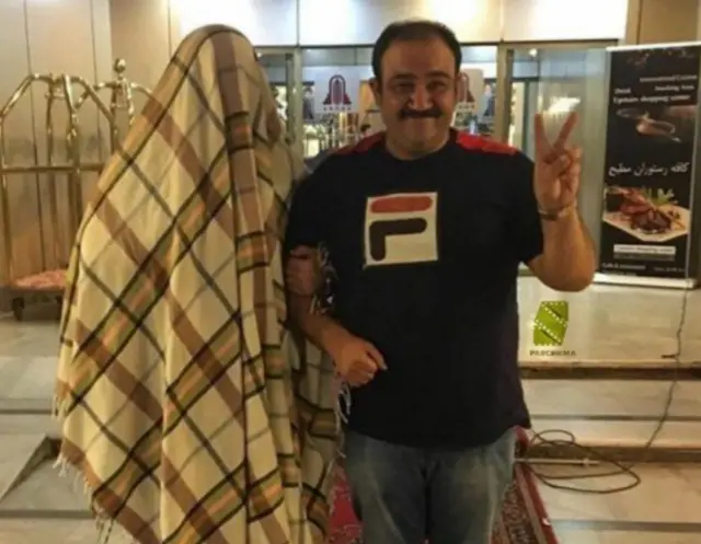 "لباس پیشنهادی مهران غفوریان برای جشن حافظ سال ۹۶" در واکنش به هفته‌نامه یالثارات