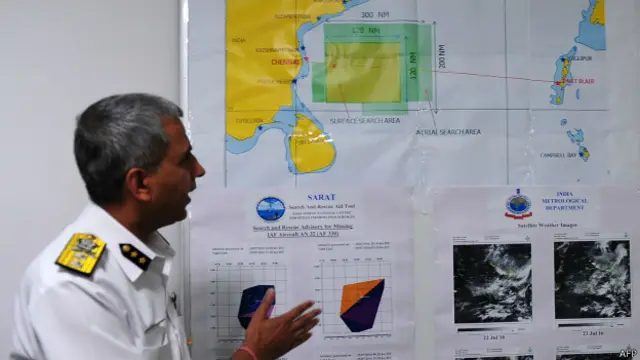 मीडिया को जानकारी देते हुए भारतीय तटरक्षक क्षेत्र (पूर्व) कमांडर इंस्पेक्टर जनरल राजन बरगोत्रा.