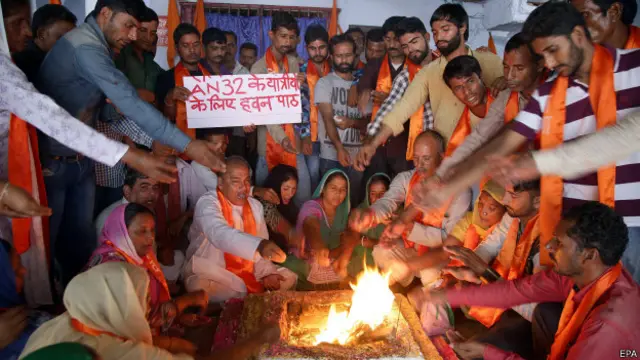 लापता विमान के लिए प्रार्थना करते लोग.