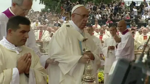 இளைஞர்கள் அரசியலிலும், சமூகப் பணிகளிலும் அதிக ஈடுபாடு காட்ட வேண்டும் - திருத்தந்தை பிரான்சிஸ்