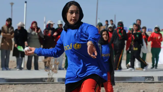 په لویدیځه حوزه کې هرات یوازنی ولایت دی چې کریکټ لوبه پکې مخ پر وده دی، خو په نورو ولایتونو کې لکه بادغیس، غور ، فراه او نیمروز کې بیا دغه لوبه دومره نشته.