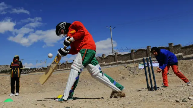 د هرات کریکټ چارواکي وايي دا مهال په دغه ولایت کې د کریکټ نارینه او ښځینه وو ګڼې لوبډلې هم لري، خو لا هم په دغه ولایت کې معیاري لوبغالي نه شته