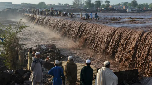 پاکستان میں سنہ 2010 کے بعد ہر سال ہی سیلاب آتے ہیں جس سے معمولاتِ زندگی متاثر ہوتے ہیں