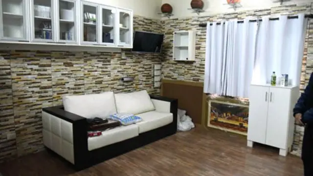 Dalam sel tiga kamar itu, mereka menemukan sebuah ruang rapat, televisi layar plasma, perpustakaan dan dapur.