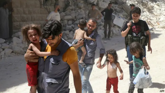 Warga sipil, termasuk anak-anak Aleppo yang terkena dampak perang.
