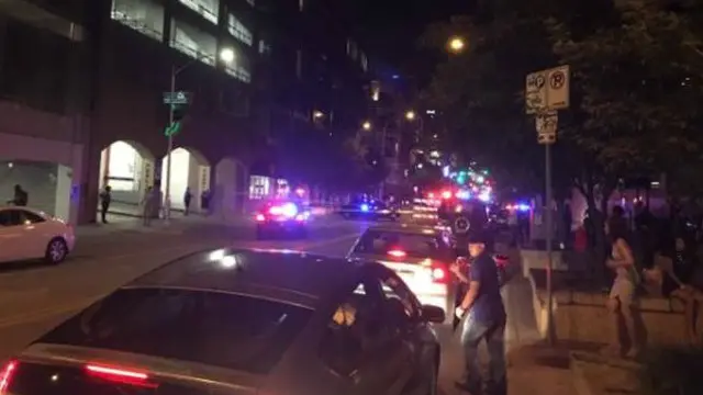 一个停车场受到枪击，一名20多岁的男子被送到医院