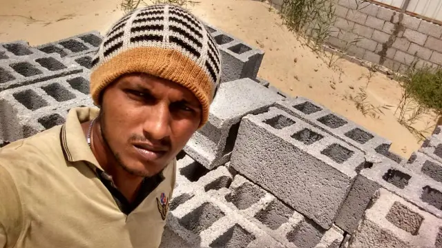 பொறியியலாளர் வேலை என ஏமாற்றப்பட்டு, சாதாரண தொழிலாளியாக சௌதி அரேபியாவில் பணிபுரியும் கனேஷ், வீடு திரும்ப உதவியை தேடி வருகிறார்.