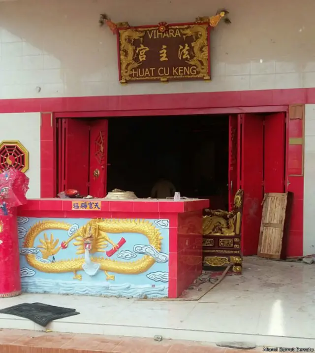 Perusakan dan pembakaran sejumlah vihara dan kelenteng di Tanjung Balai diawali permintaan seorang warga agar pimpinan sebuah masjid mengecilkan volume pengeras suara masjidnya. 