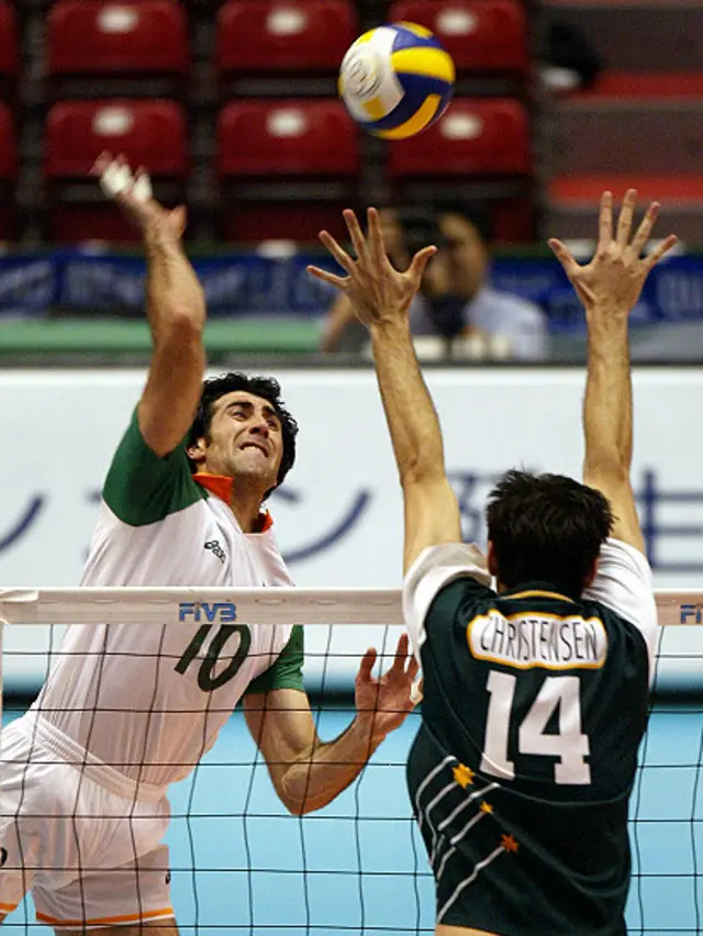 بهنام محمودی از ایران در مسابقات انتخابی المپیک آتن مقابل بازیکن استرالیا